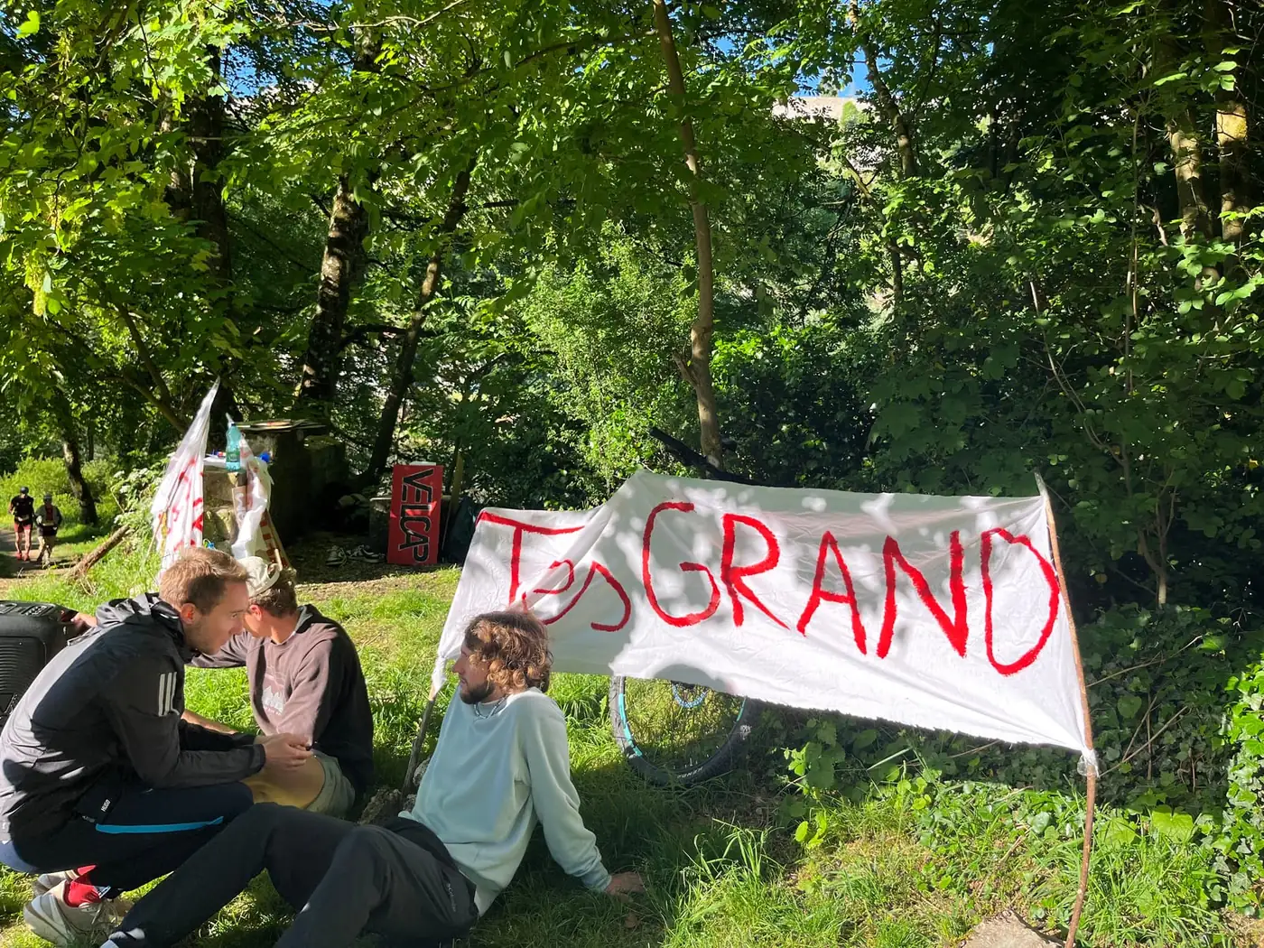 Fan zone VELCAP au Trail des Forts : banderole « T'es grand » et membres au bord du parcours.