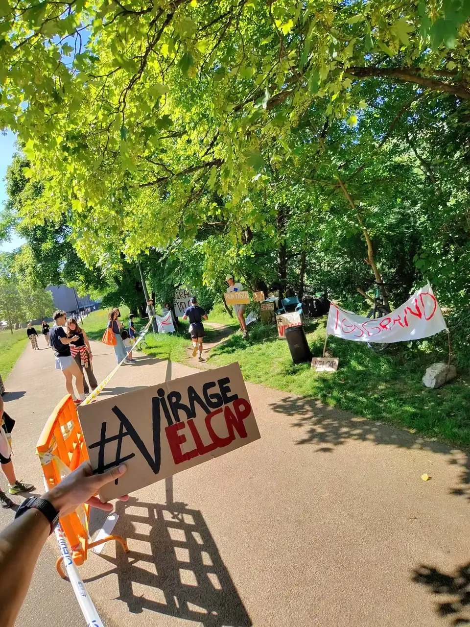 Fan zone VELCAP au Trail des Forts : pancarte « Le virage VELCAP » face aux coureurs.