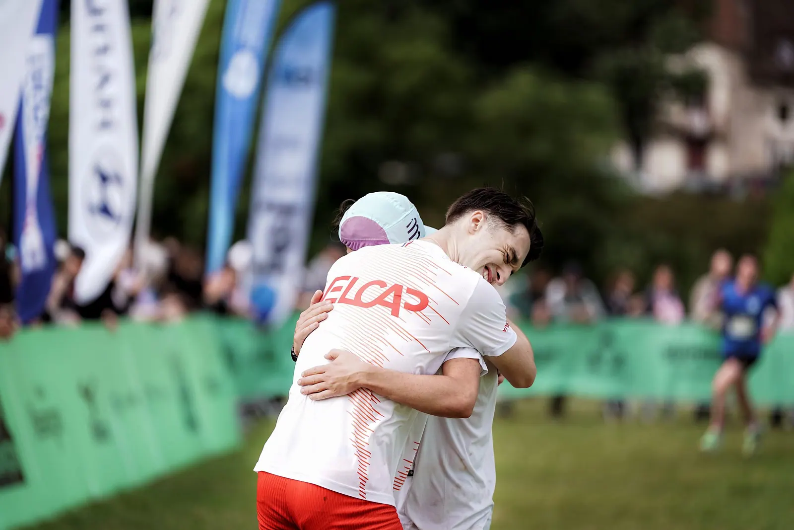 Deux athlètes VELCAP se prennent dans les bras à l'arrivée